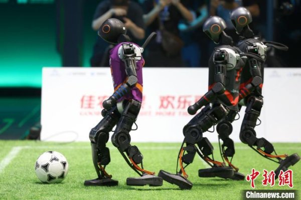 通盈证券 国内首场机器人足球3v3 AI赛落幕，清华大学火神队夺冠