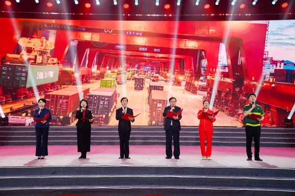 98策略 “我们的诗篇”全国职工诗歌诵读大会在宜宾举办